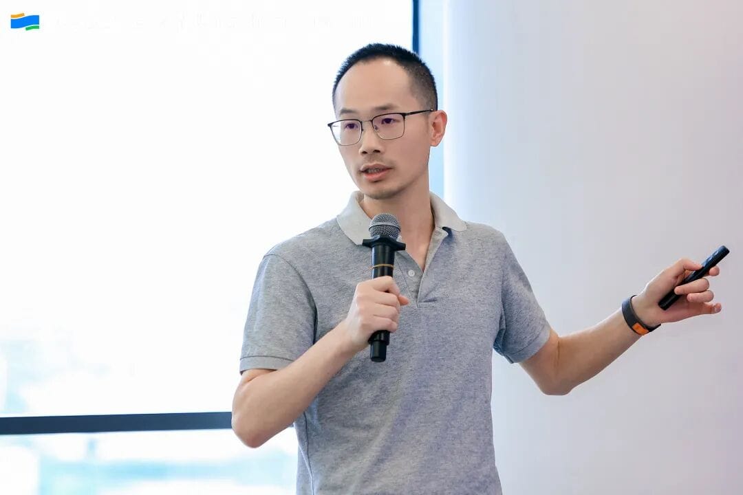 Suanzhi Future's Chen Song sharing the 20TB training corpus hybrid search case