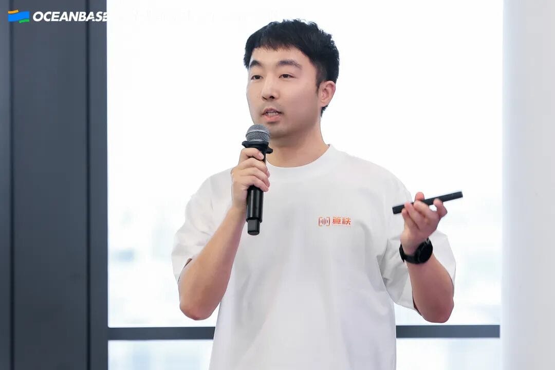 Shen Honglei and Zhang Haili demoing agent scenarios live