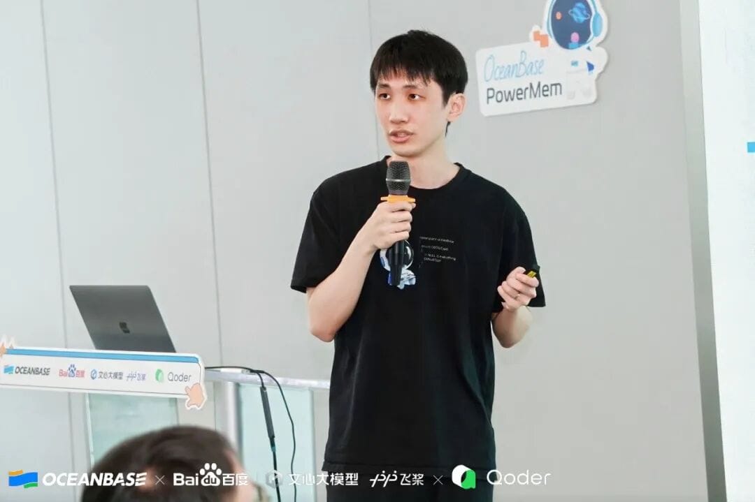 OceanBase technical expert Zheng Xiaofeng on stage