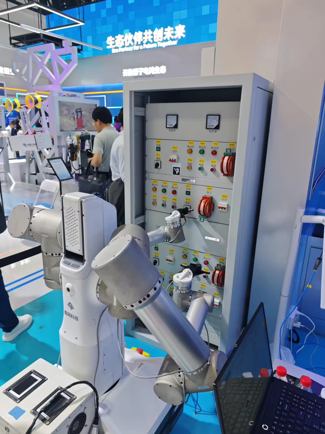 Robot demonstration showing how a failed grasp happens in the real world