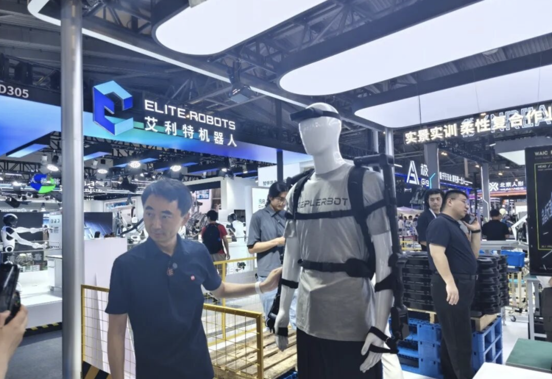 Smart glasses and an exoskeleton sharing a refrigerator-moving task